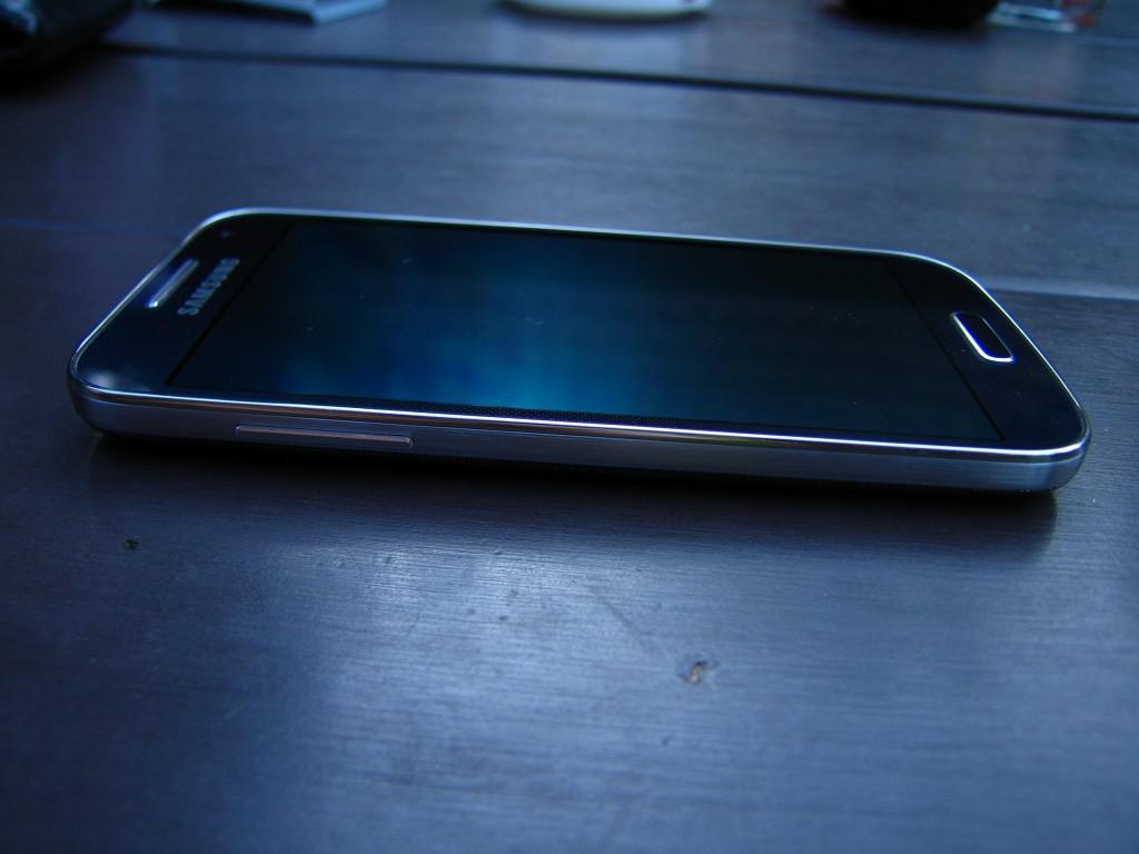 Samsung Galaxy S4 mini - boky1